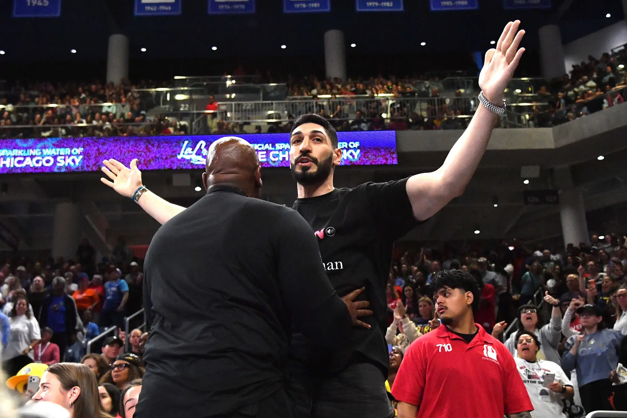 Enes Kanter expulsé d’un match WNBA après une altercation avec Natasha Cloud