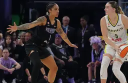 Gabby Williams en défense contre les Dallas Wings