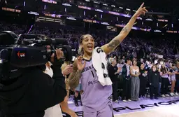 Gabby Williams s'amuse avec le public de San Francisco après la victoire de Golden State lors du match 1