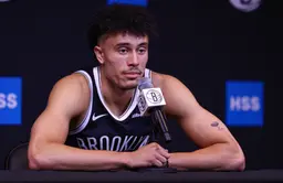 Nolan Traoré s’est présenté au Media Day des Nets avec une carrure visiblement plus étoffée.