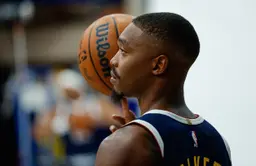 Lonnie Walker IV, ici lors du Media Day des Denver Nuggetsn va peut-être retrouver l'EuroLeague