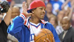 Naomi Osaka a rendu hommage à Allen Iverson avec une tenue inspirée de l’ancienne star NBA pour son entrée en lice à l’US Open 2026.