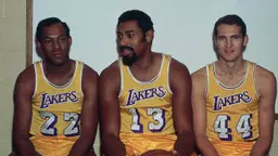 une veste d'échauffement portée par Wilt Chamberlain en finale NBA a finalement été adjugée 89 600 dollars chez Sotheby's