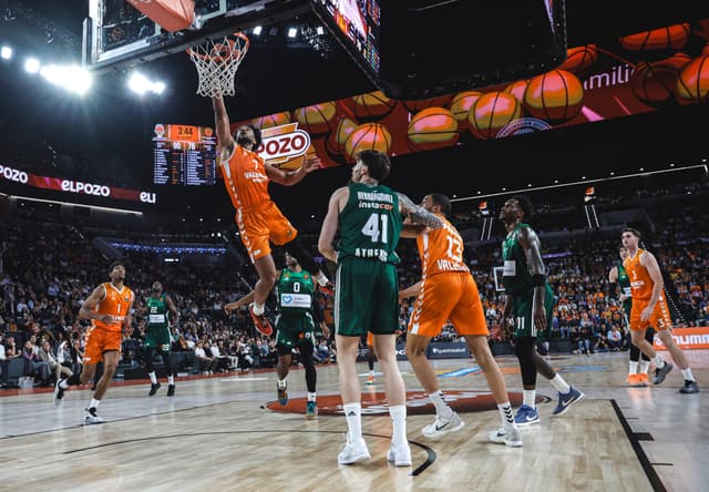 Valence domine le Panathinaikos et s’assure l’avantage du terrain en playoffs, Pedro Martínez recadre Ataman