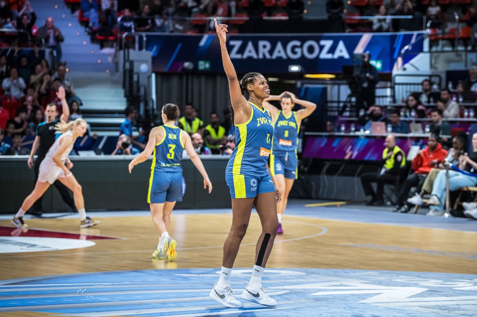 Capitaine des Bleues, Valériane Ayayi prend aussi le brassard à Prague, champion d’EuroLeague en titre