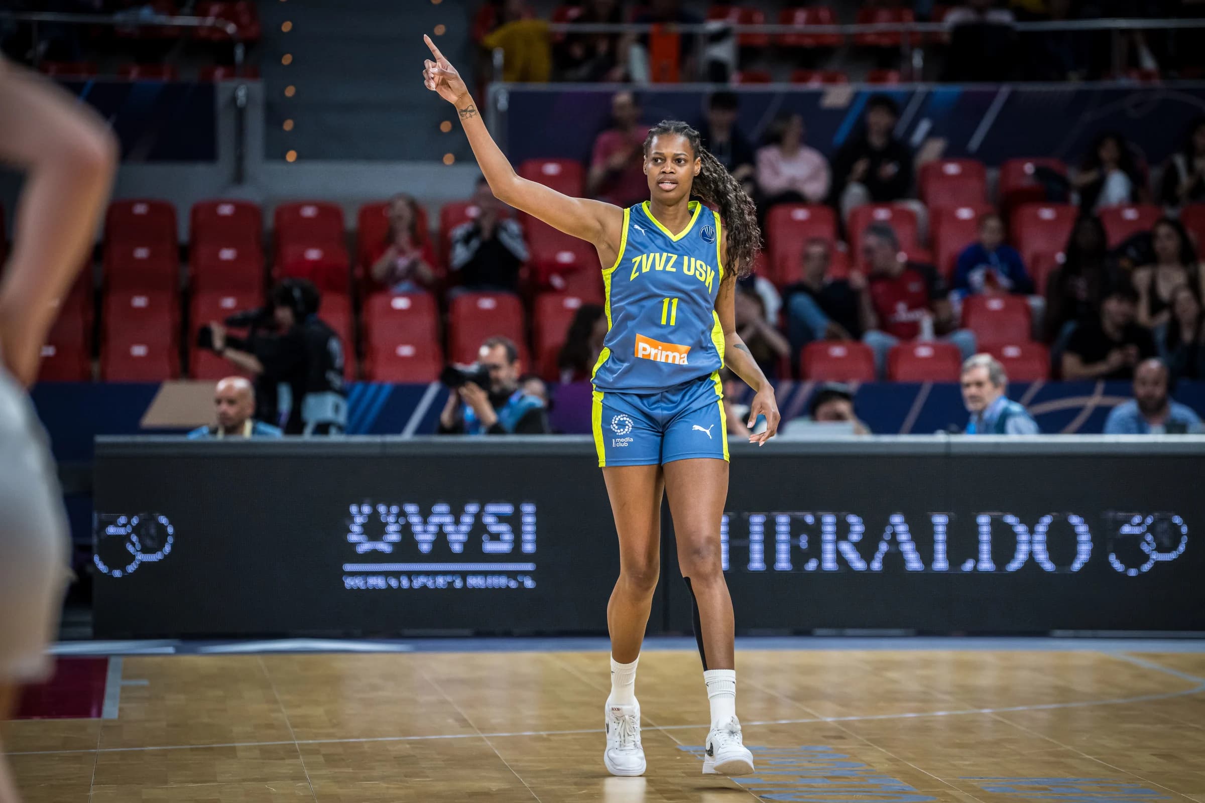 Valériane Ayayi prolonge l’aventure à Prague, après son sacre en EuroLeague