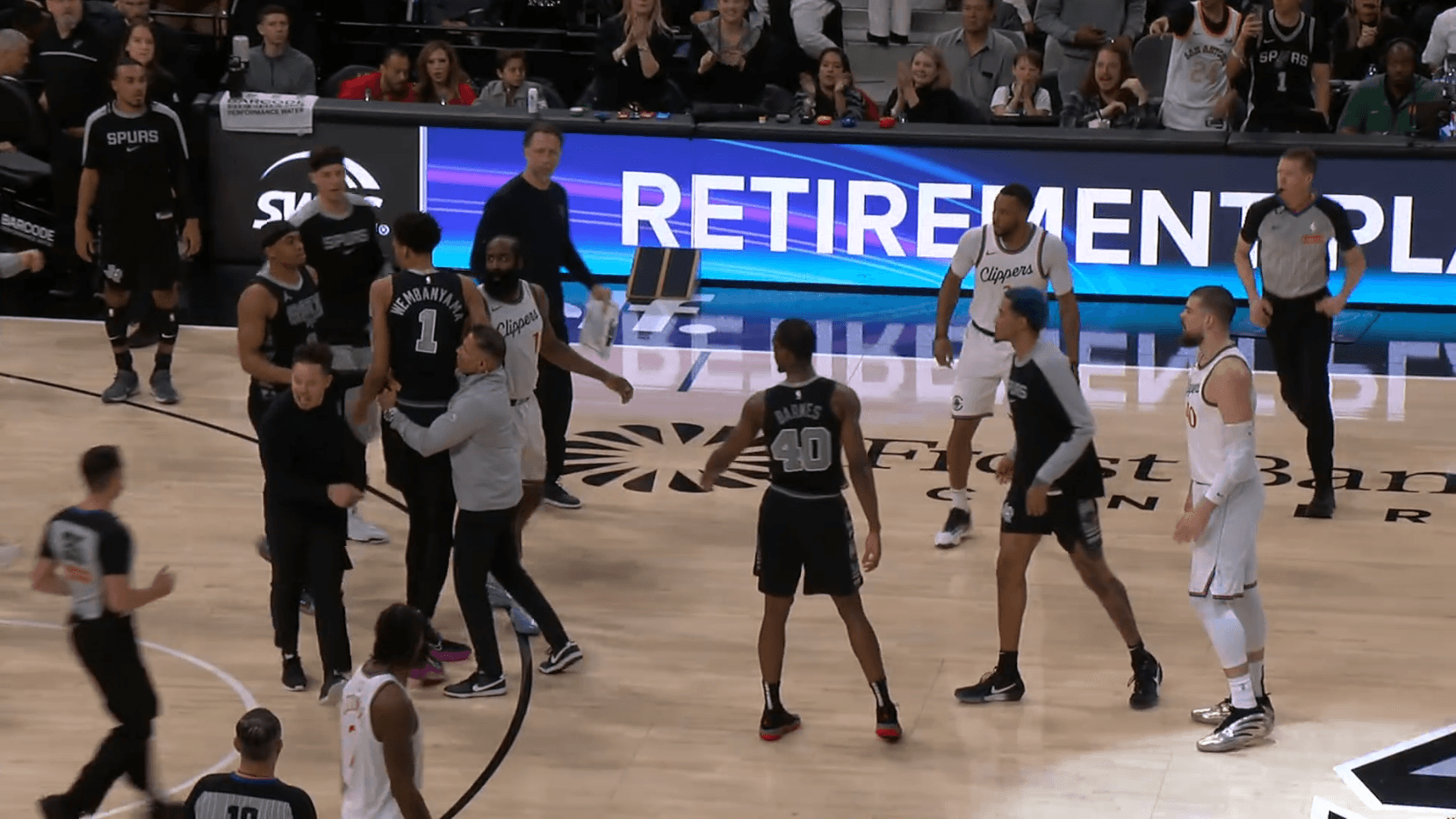 Victor Wembanyama frustré par l’arbitrage lors de la défaite des Spurs face aux Clippers