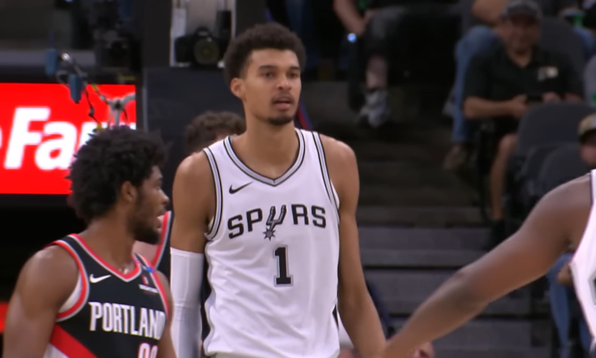 San Antonio retrouve la victoire, Wembanyama toujours un peu en dedans (12 points)