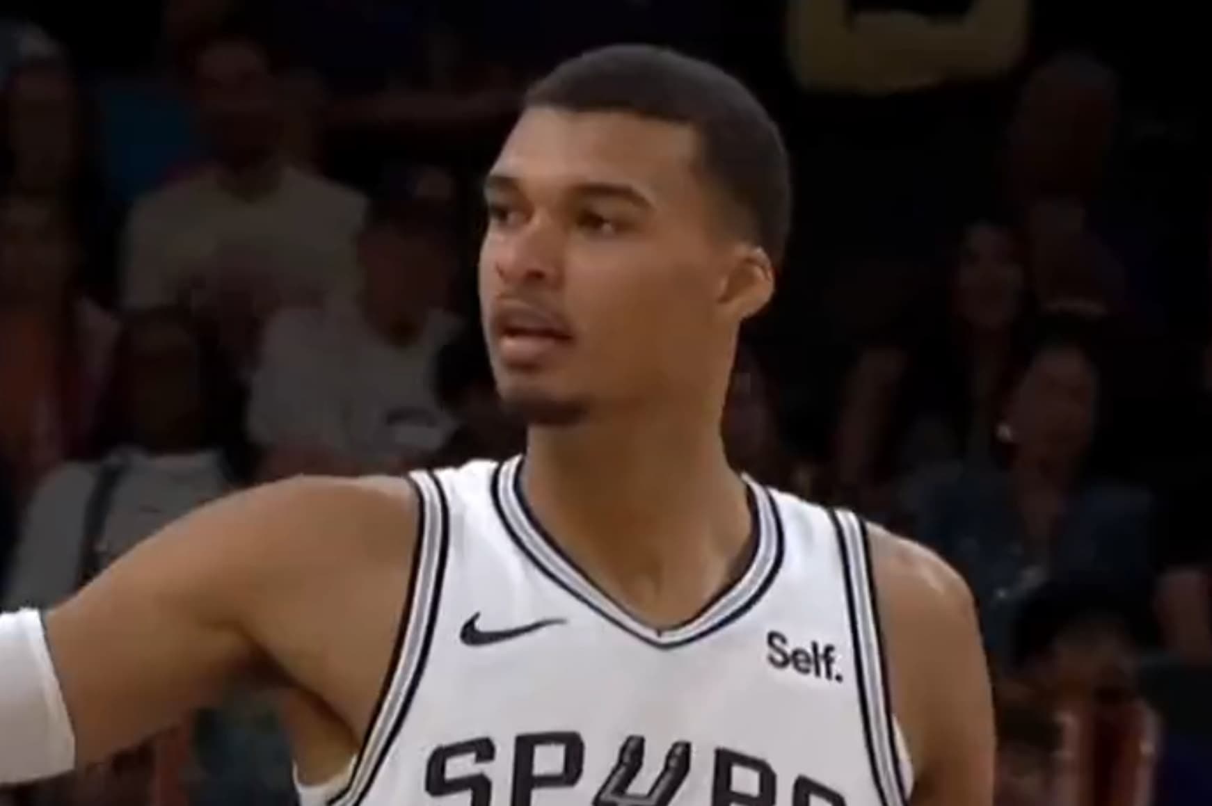 « Chaque succès est fou car c’est la NBA » : Victor Wembanyama et les Spurs au bout du suspense à Phoenix