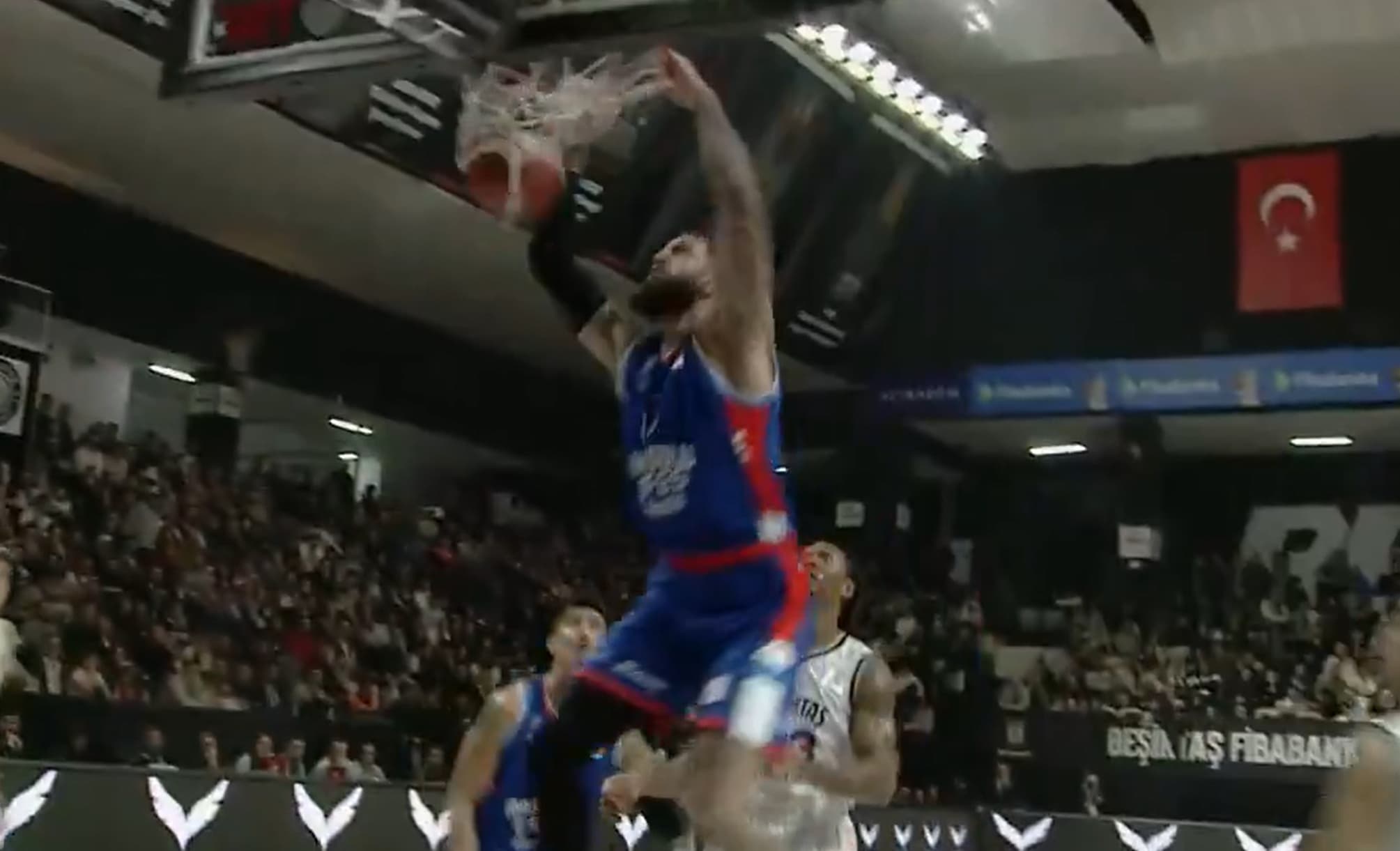 L’Anadolu Efes chute face au Besiktas malgré un bon Vincent Poirier