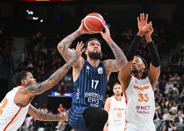Vincent Poirier lance bien les playoffs de l’Anadolu Efes en Turquie