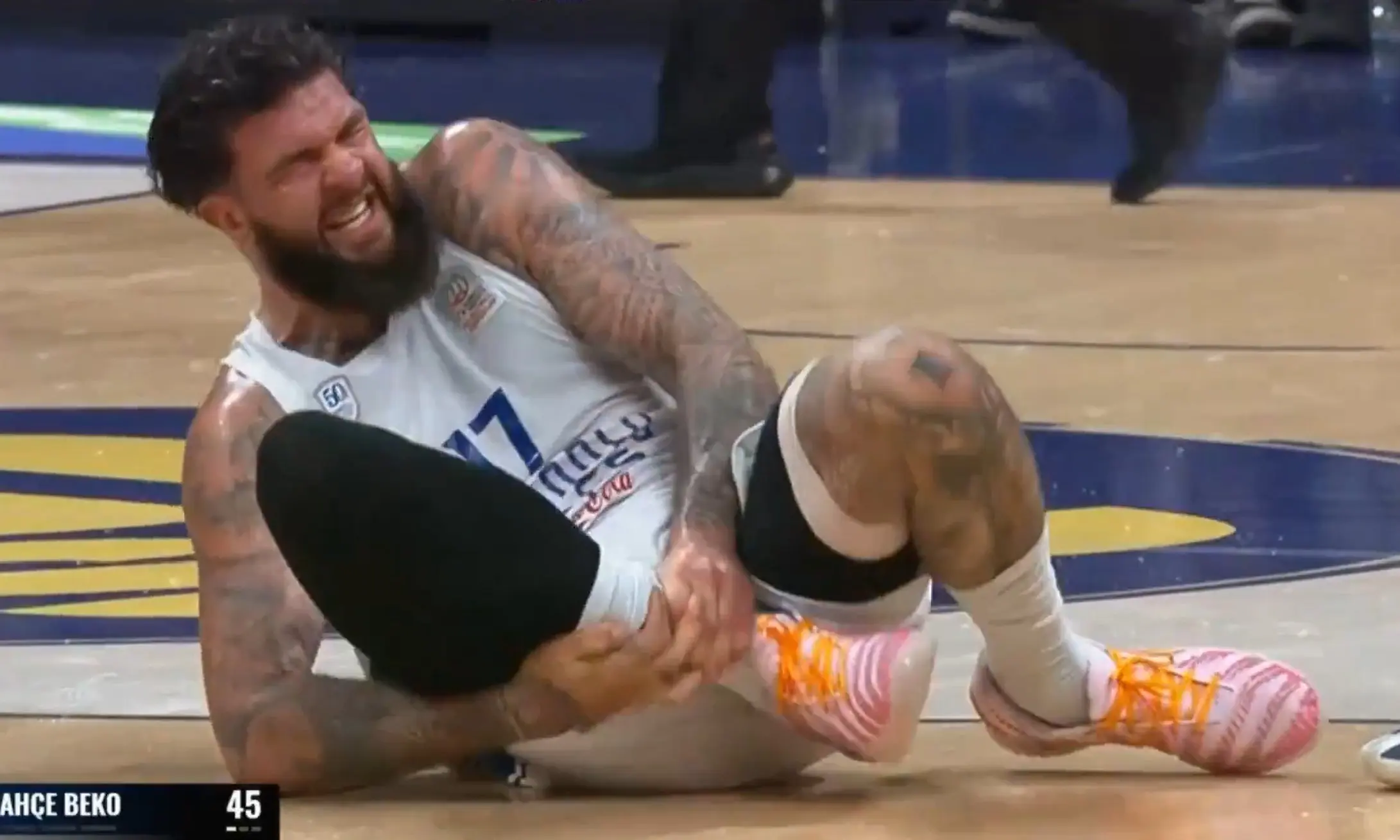 Vincent Poirier sérieusement blessé, l’Anadolu Efes craint le pire pour son pivot français
