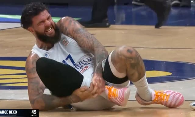 Vincent Poirier sérieusement blessé, l’Anadolu Efes craint le pire pour son pivot français