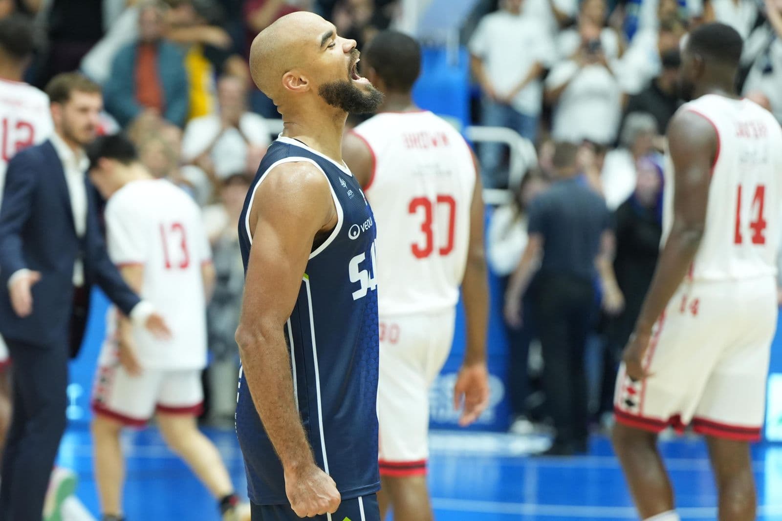 Saint-Quentin récidive contre Monaco, avec un buzzer de Jerome Robinson !