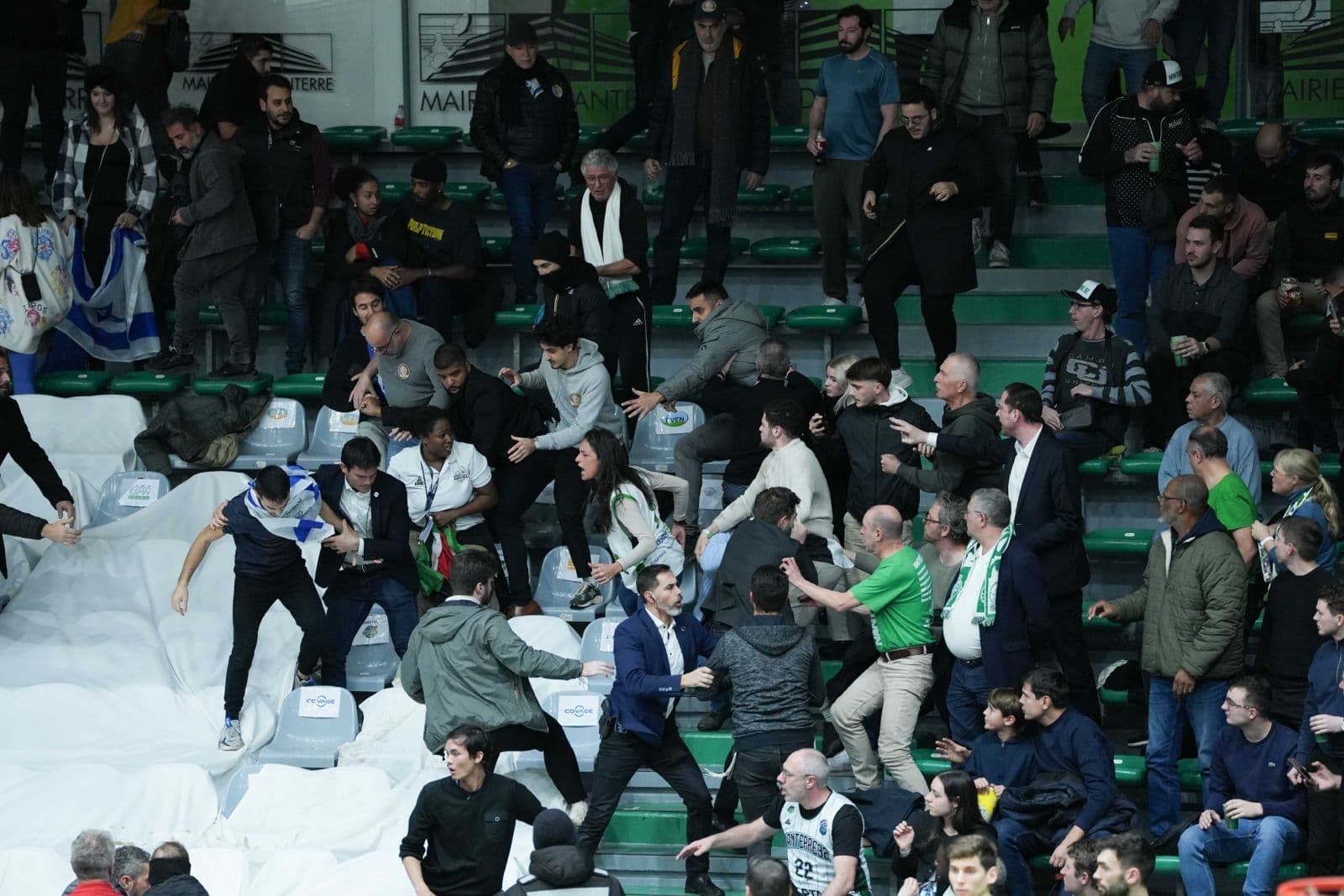Le match Nanterre – Holon interrompu plusieurs minutes par des incidents sur fond de conflit israélo-palestinien, sept interpellations