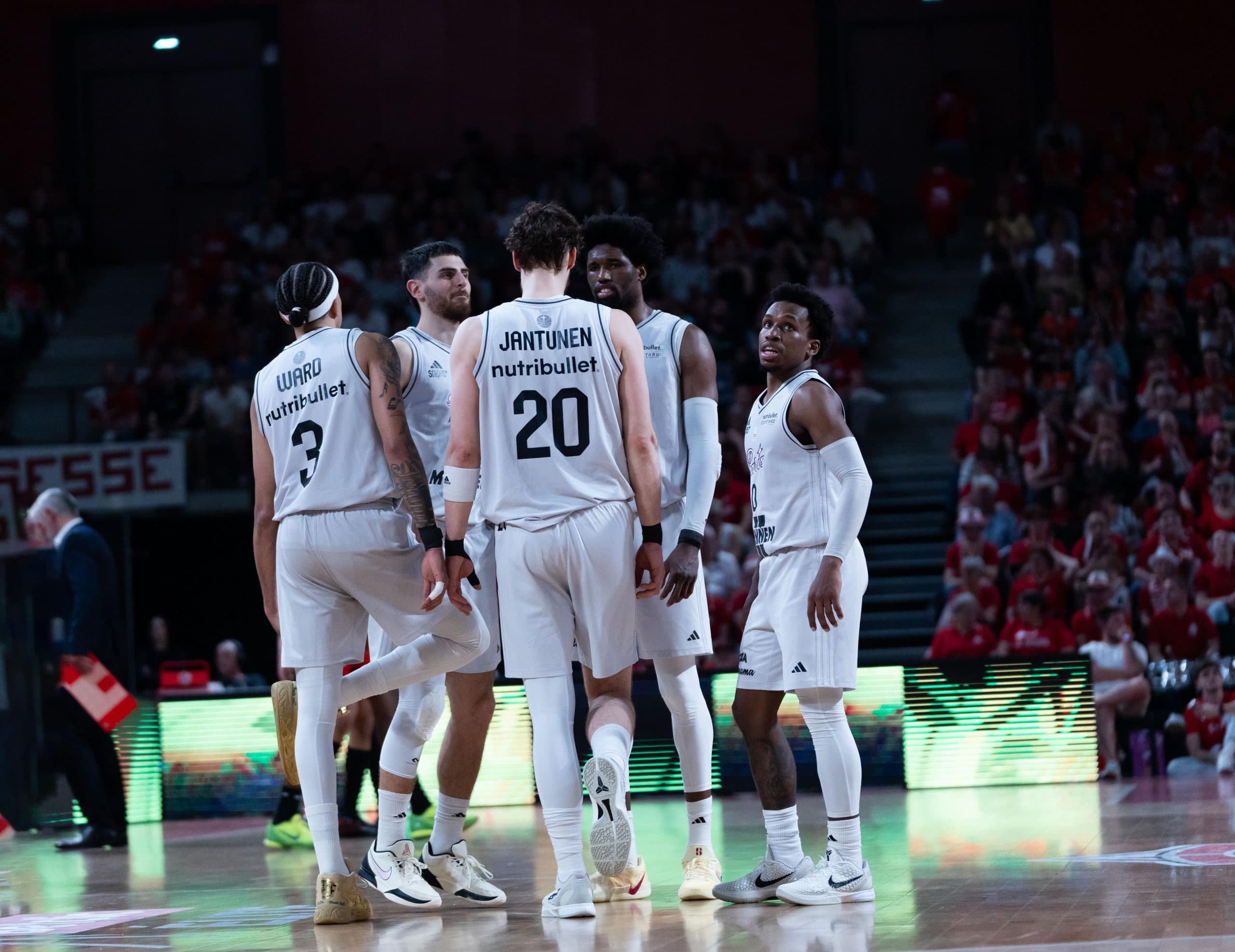 « Envoyez-moi un SMS quand le match est terminé » : comment Paris a vécu son vendredi décisif en EuroLeague devant la télévision