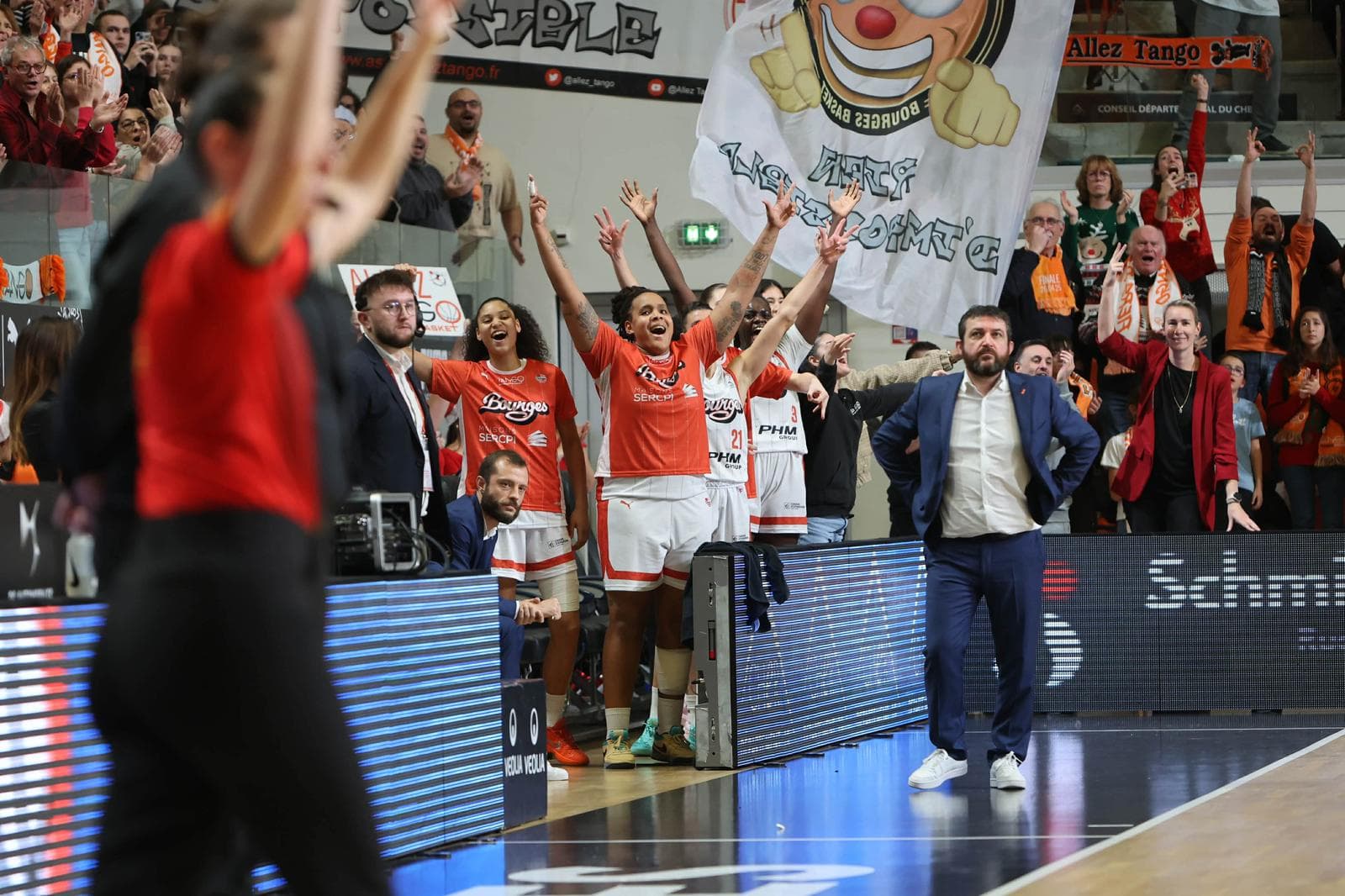 Les Flammes Carolo renversent l’ESBVA, Basket Landes sur un fil contre Lyon, Bourges poursuit sa bonne série contre Angers