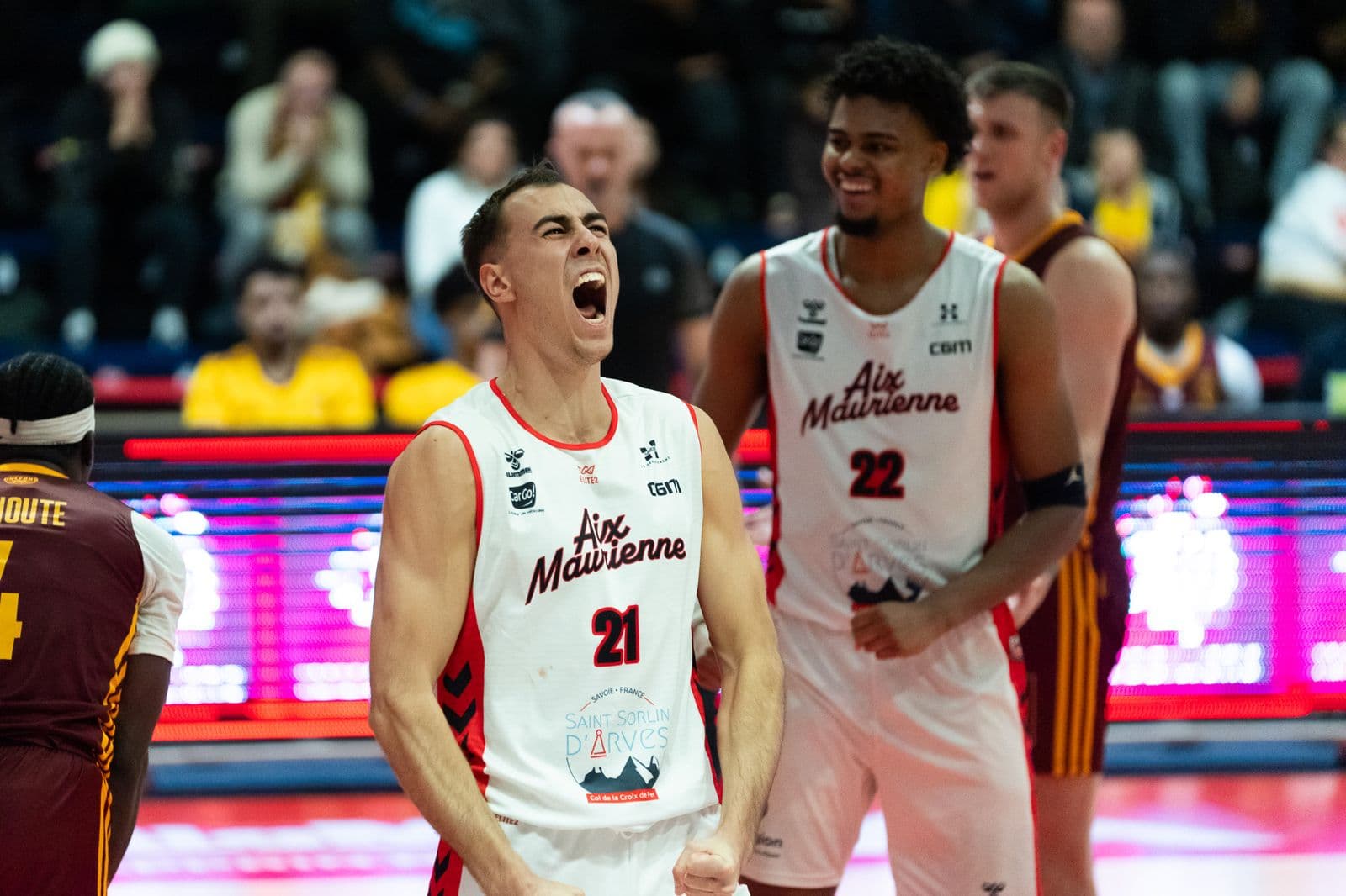 Blois distance Orléans et prend la tête du championnat, les autres poussent derrière, Aix-Maurienne respire