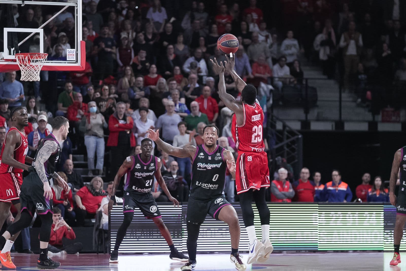 « Ce n’est pas le basket qui me fait rêver » : 48 heures après son miracle européen, la JL Bourg étouffe Boulazac