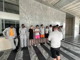 Les U18 de l'AS Monaco écoute leur dirigeant chargé de les tenir au courant concernant les évolutions de la situation