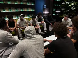 Les U18 de l'AS Monaco écoute leur dirigeant chargé de les tenir au courant concernant les évolutions de la situation