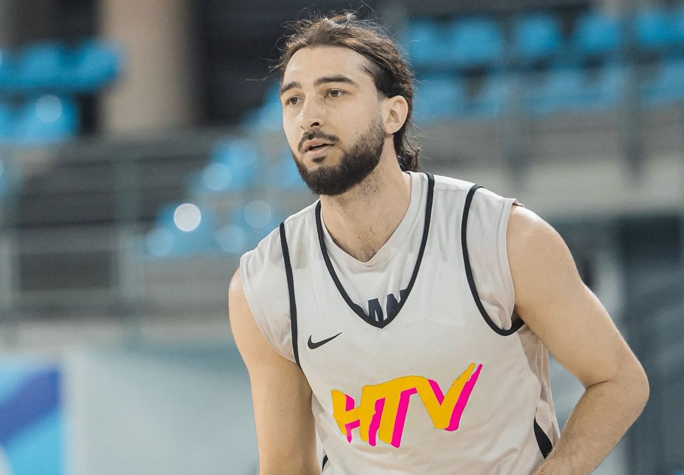 Louis Lesmond de retour au HTV après huit ans aux États-Unis : pigiste express pour lancer sa carrière pro dans un contexte d’urgence