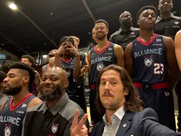 Léo Bouisson avec son équipe de Montréal en 2025