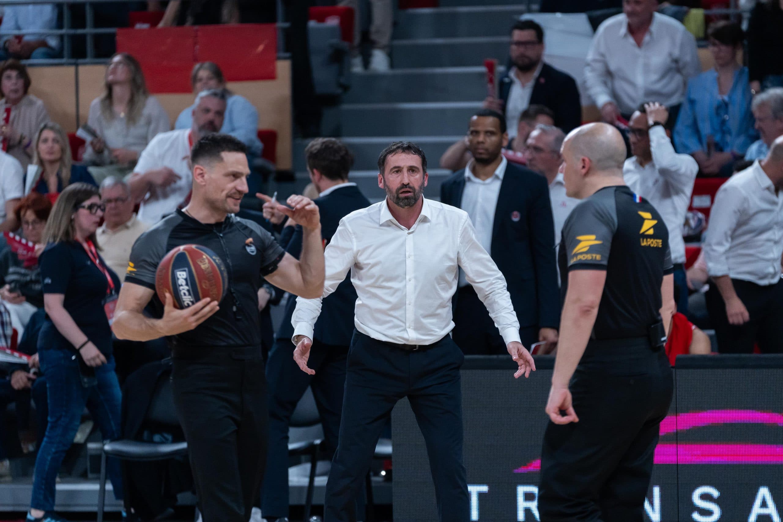 « Je n’ai jamais vu ça ! » : Chalon – Bourg tout proche du record historique de fautes en LNB, Frédéric Fauthoux interpelle la ligue