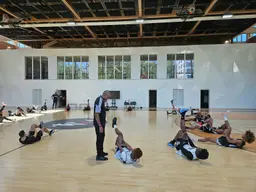 Tony Parker à l'échauffement avec ses joueurs ce vendredi à Lyon
