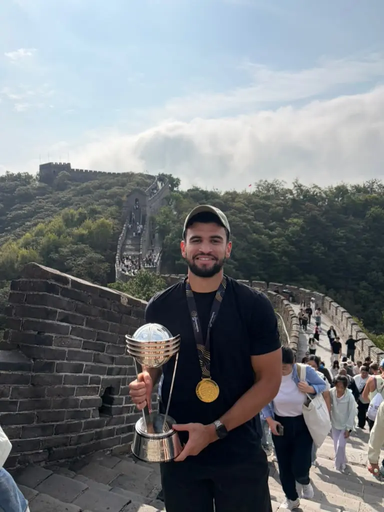Jonathan Mesmacque et l’équipe NBA G-League United ont célébré leur titre intercontinental sur la muraille de Chine. © DR