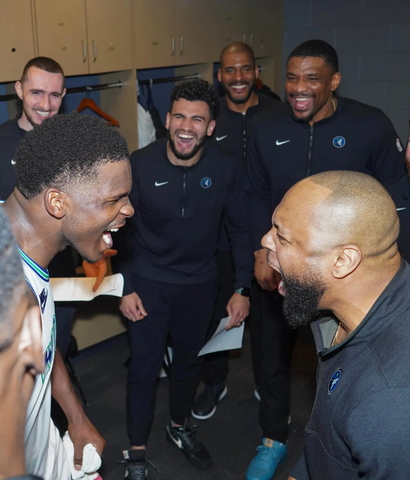 Moment de libération dans le vestiaire des Timberwolves, le 20 mai 2024 : Jonathan Mesmacque célèbre avec Anthony Edwards et son coach individuel Chris Hines après la victoire contre Denver, où Minnesota a effacé un retard de 20 points pour se qualifier en finale de conférence. Le plus gros come-back de l’histoire des play-offs NBA sur un match 7. © DR