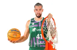 Willy Hernangómez portera le maillot de Malaga en BCL.