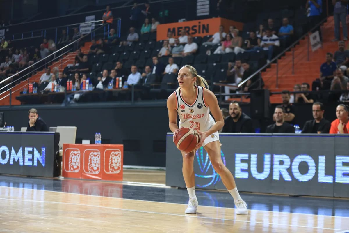 Gravement blessée à la cheville, Marine Johannès absente longue durée !