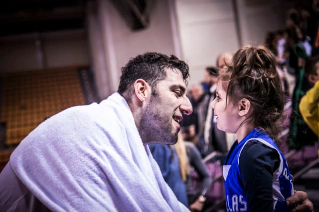 Toujours actif à 42 ans, la légende du basket grec Ioannis Bourousis vient de signer un énorme buzzer beater