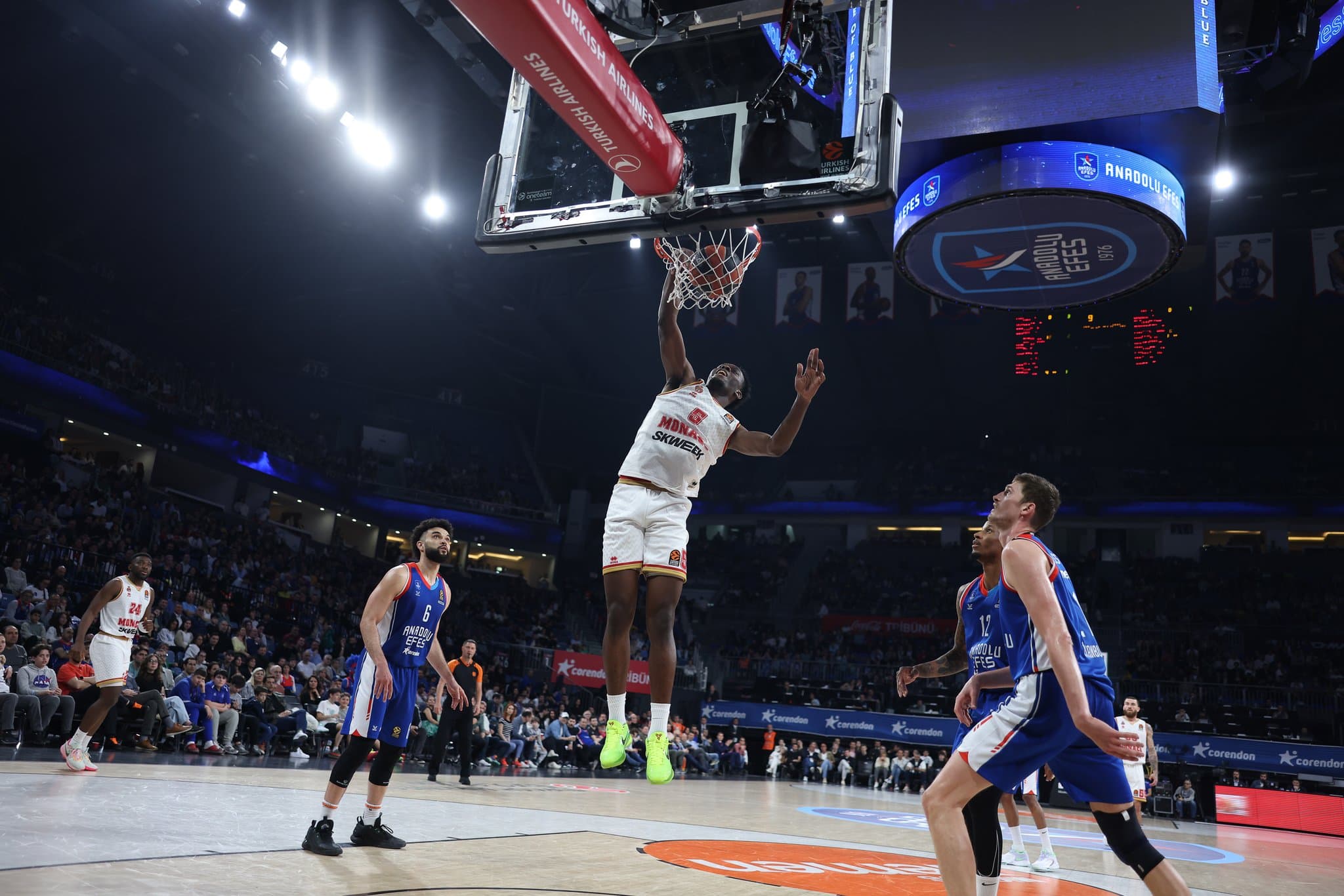 Contre l’Anadolu Efes, Yoan Makoundou (Monaco) montre qu’il a le niveau EuroLeague