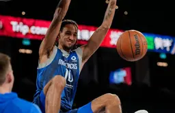 Zaccharie Risacher a disputé ses premières minutes sous le maillot des Dallas Mavericks, contre Houston.