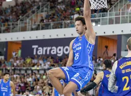 Zacharie Perrin au dunk contre le FC Barcelone
