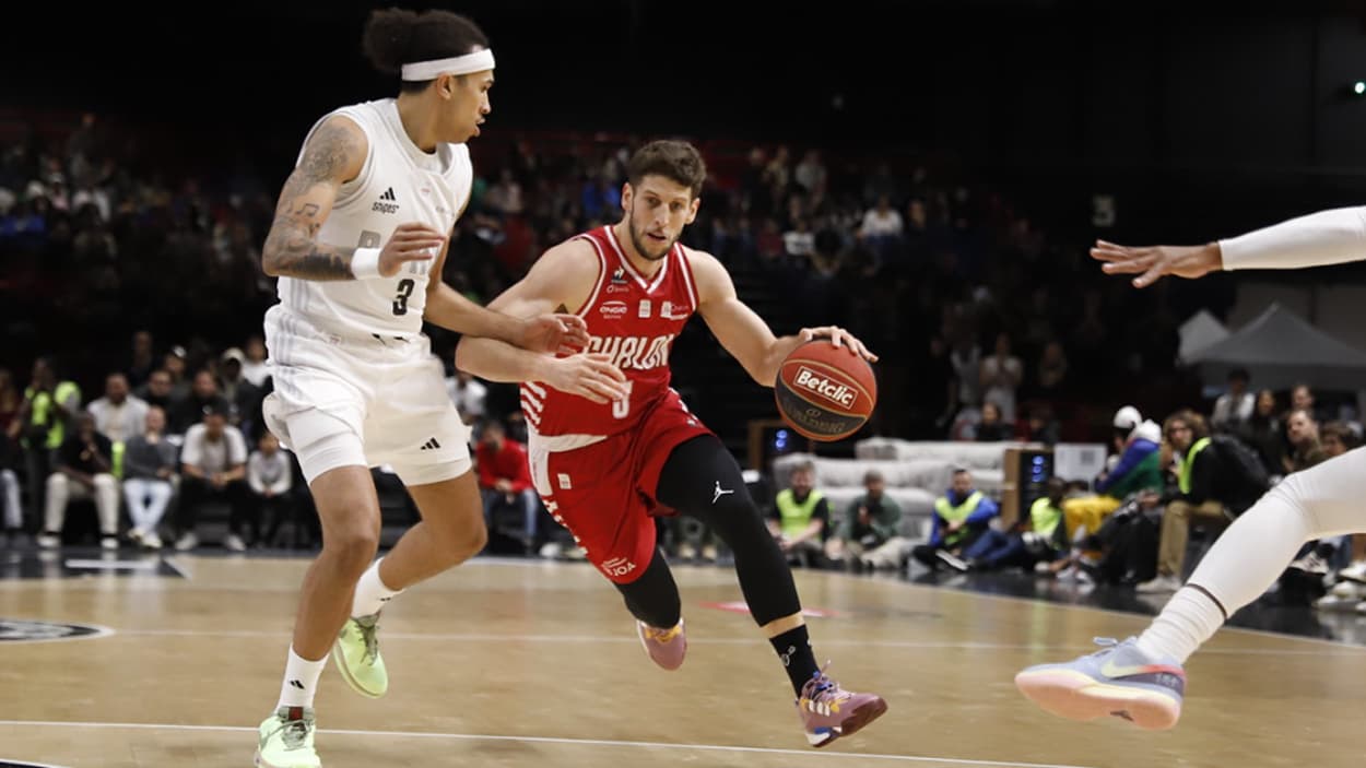 Aleksej Nikolic (Chalon) auteur de 9 points contre Paris Aleksej Nikolic (Chalon) auteur de 9 points contre Paris