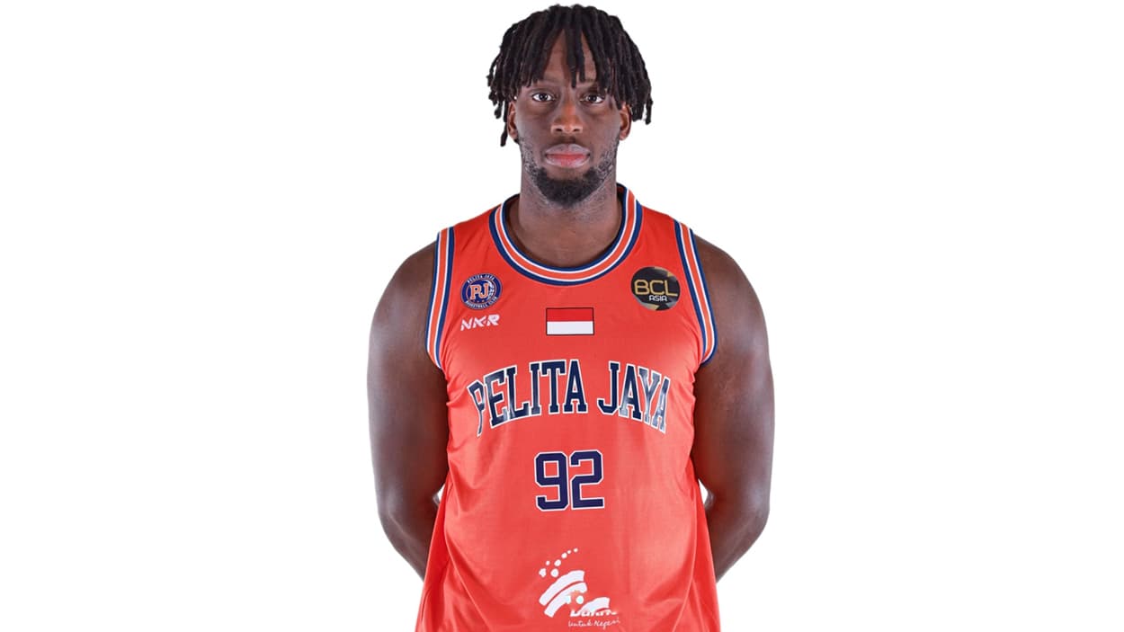 Alioune Tew avec le club indonésien de Surabaya Alioune Tew avec le club indonésien de Surabaya