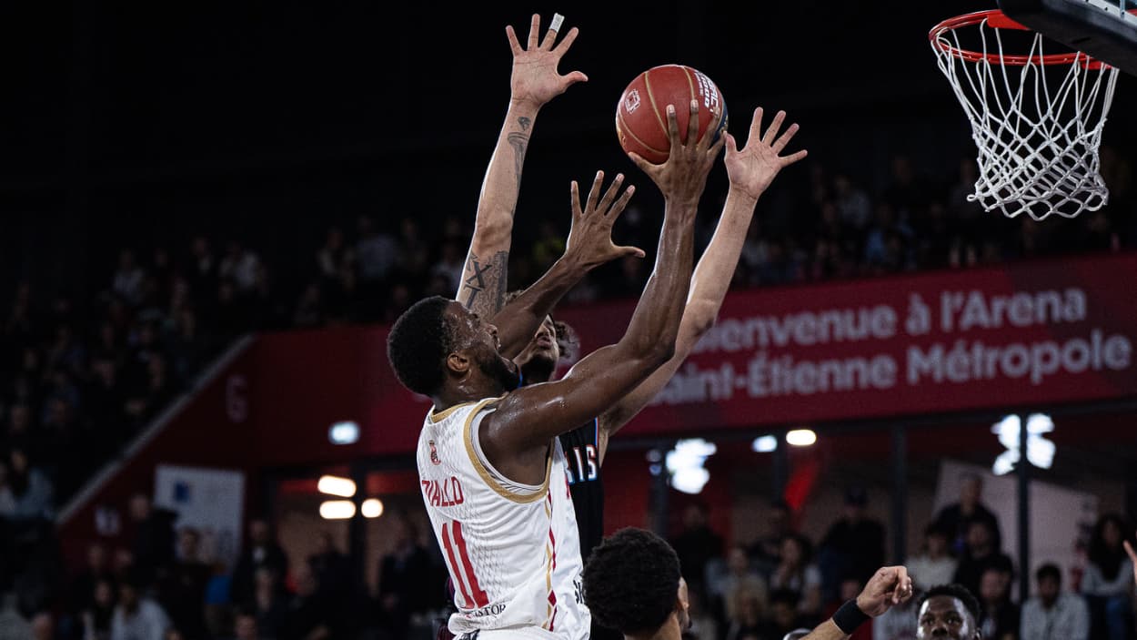 Alpha Diallo (Monaco) au lay-up contre le Paris Basketball Alpha Diallo (Monaco) au lay-up contre le Paris Basketball