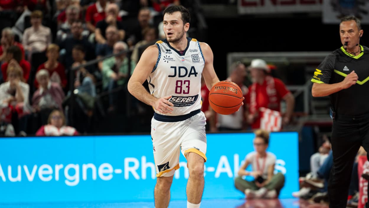 Axel Julien (JDA Dijon) au dribble face à la JL Bourg Axel Julien (JDA Dijon) au dribble face à la JL Bourg
