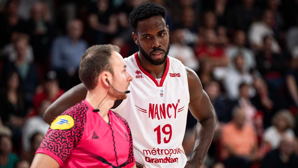 Bruno Cingala-Mata (Nancy) en discussion avec un arbitre Bruno Cingala-Mata (Nancy) en discussion avec un arbitre
