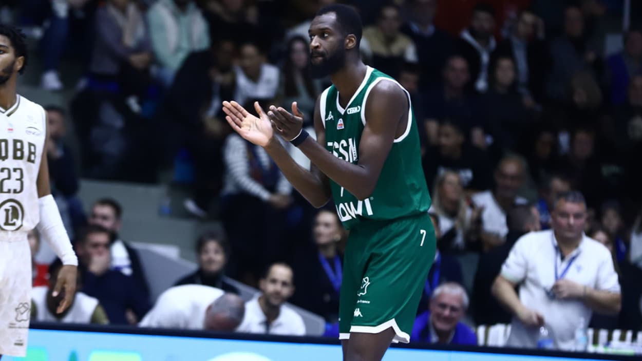 Digué Diawara qui encourage ses coéquipiers à Saint-Quentin Digué Diawara qui encourage ses coéquipiers à Saint-Quentin