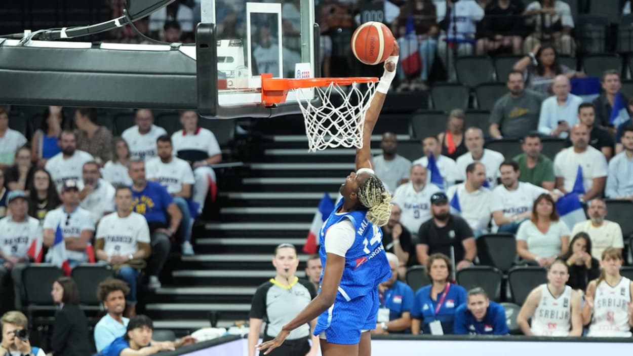 Dominique Malonga (France) au dunk face à la Serbie Dominique Malonga (France) au dunk face à la Serbie