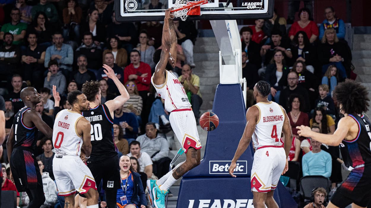 Donta Hall (Monaco) au dunk contre le Paris Basketball Donta Hall (Monaco) au dunk contre le Paris Basketball