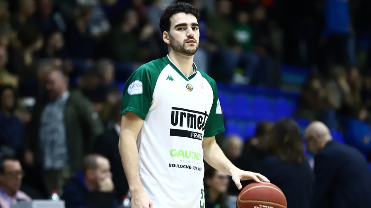 Edon Maxhuni au dribble contre Saint-Quentin Edon Maxhuni au dribble lors du match Saint-Quentin - Le Portel (88-67), 17ème journée de Betclic ÉLITE saison 2023/2024 (Photographe: ©Julie Dumélié)