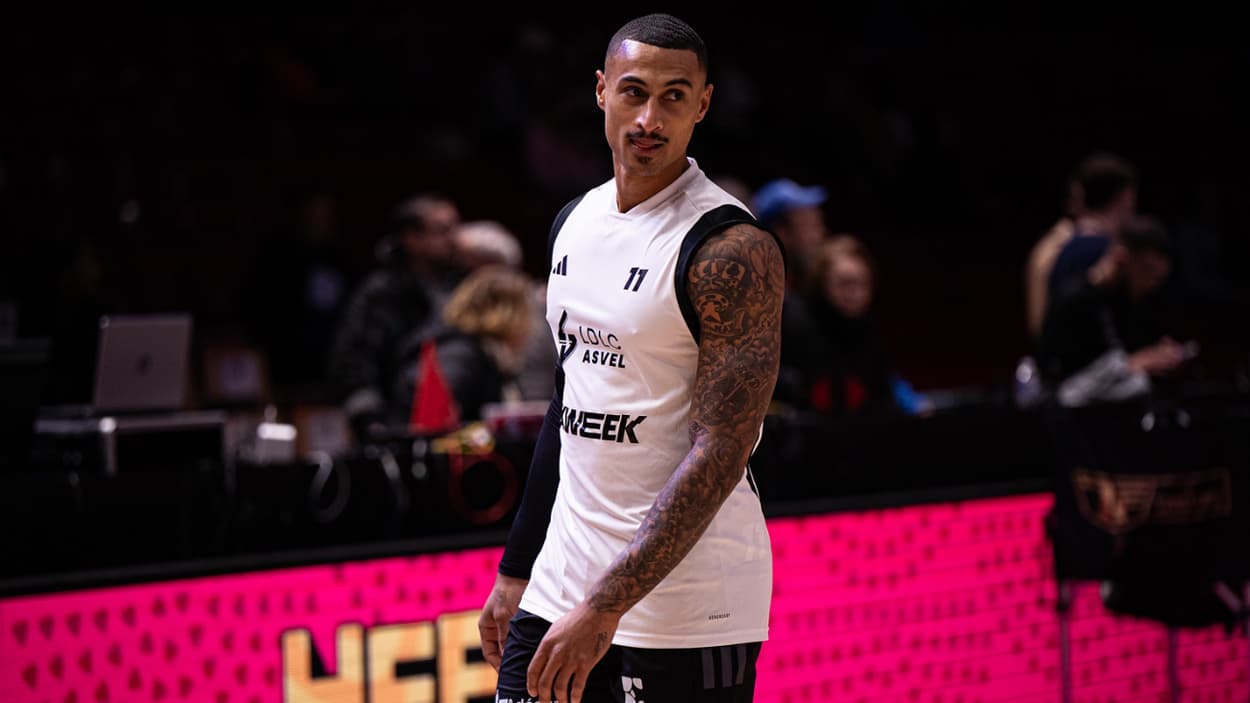 Edwin Jackson à l'échauffement face au Paris Basketball Edwin Jackson à l'échauffement face au Paris Basketball