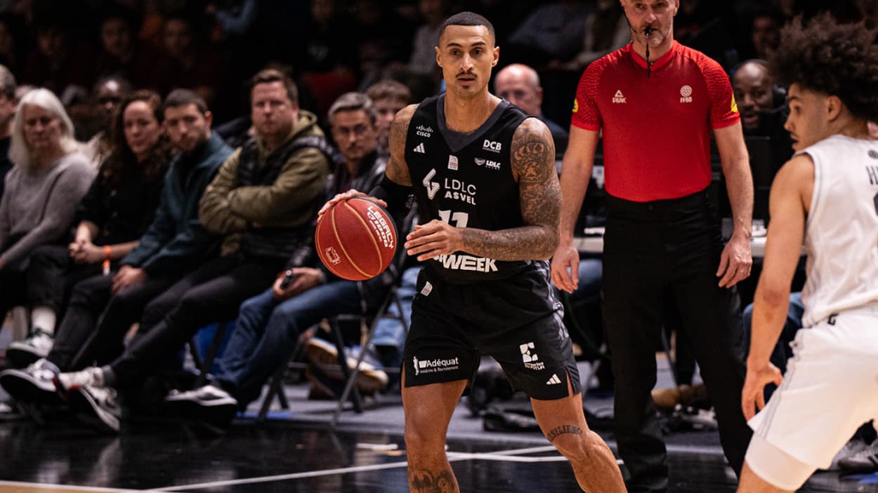 Edwin Jackson (ASVEL) au dribble face au Paris Basketball Edwin Jackson (ASVEL) au dribble face au Paris Basketball