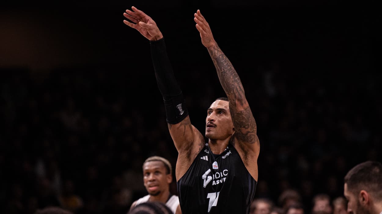 Edwin Jackson (ASVEL) au lancer-franc face au Paris Basketball Edwin Jackson (ASVEL) au lancer-franc face au Paris Basketball