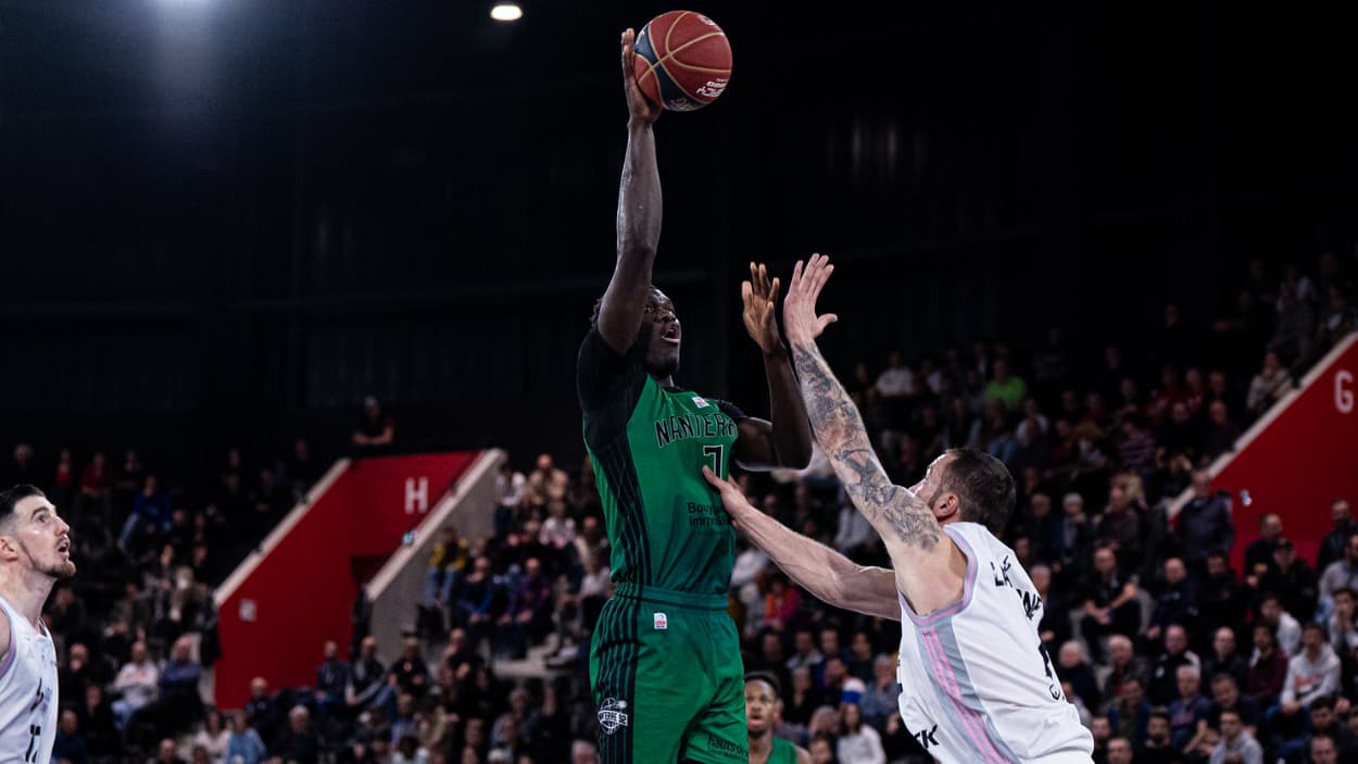 Ibrahima Fall Faye (Nanterre) au lay-up face à l'ASVEL Ibrahima Fall Faye (Nanterre) au lay-up face à l'ASVEL